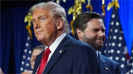 Donald Trump la un eveniment public, zâmbind și interacționând cu susținătorii.