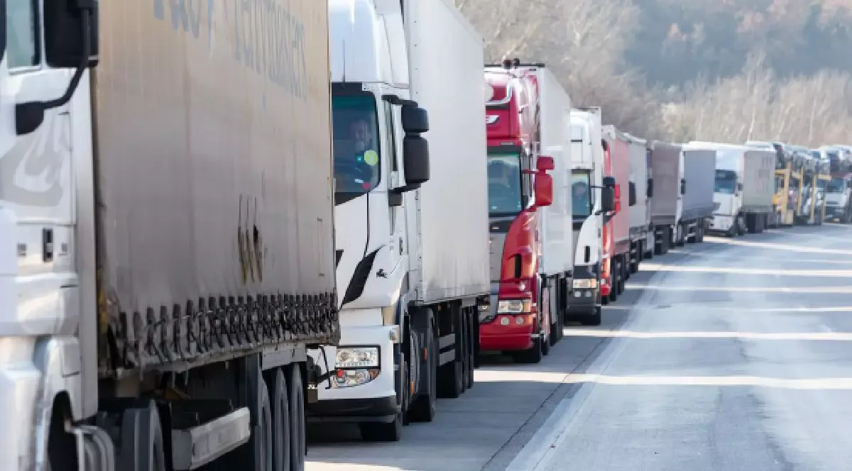 Camioane parcate pe marginea drumului, blocând traficul în Balcanii de Vest.