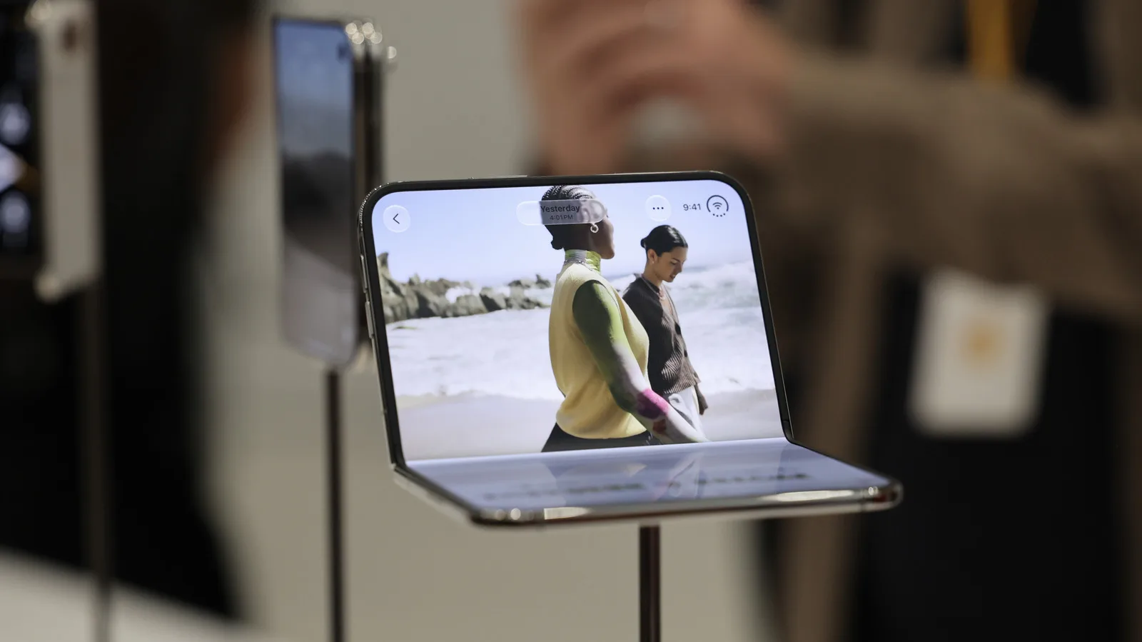 iPhone Duo pliabil expus, evidențiind designul său modern și ecranul dual.