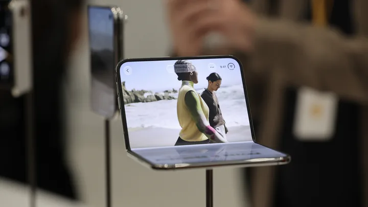 iPhone Duo pliabil expus, evidențiind designul său modern și ecranul dual.
