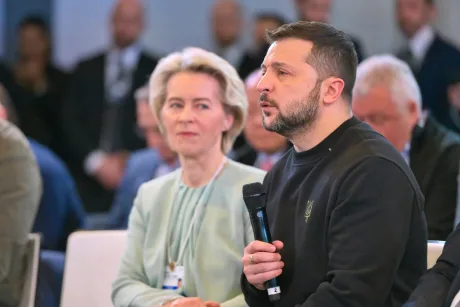 Ursula von der Leyen și Volodimir Zelenski discutând despre finanțare.