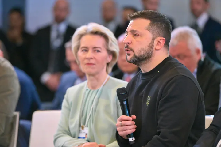 Ursula von der Leyen și Volodimir Zelenski discutând despre finanțare.
