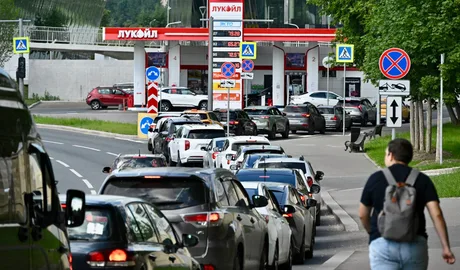 Cozi lungi la benzinării din Moscova din cauza penuriei de combustibil.