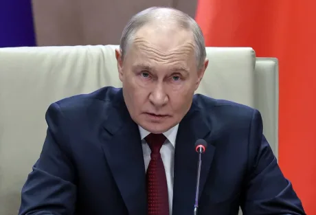 Vladimir Putin discutând despre situația din Ucraina și reacțiile internaționale.