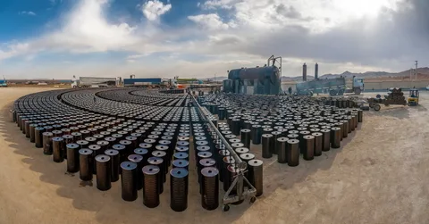 Depozit de butoaie cu petrol, evidențiind stocurile globale de energie.