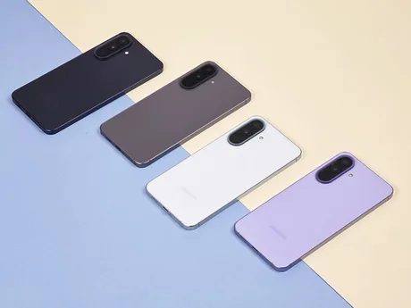 Modele Galaxy A disponibile în diverse culori pe un fundal colorat.