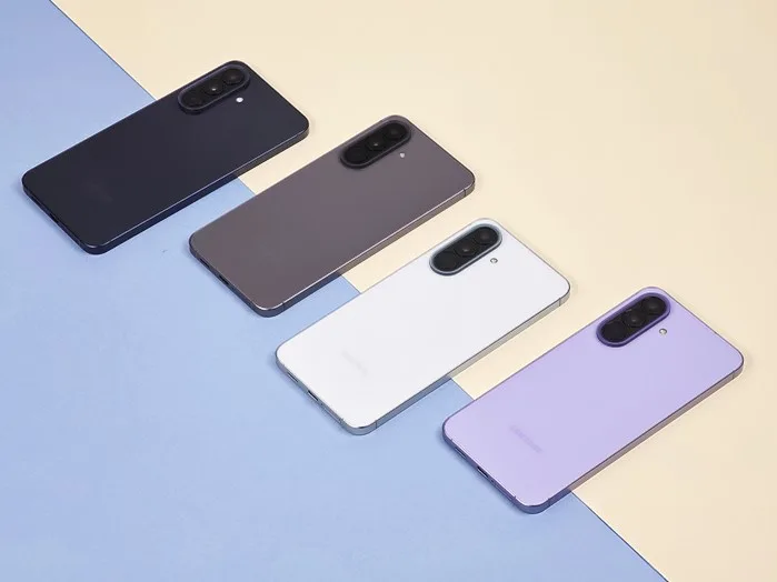 Modele Galaxy A disponibile în diverse culori pe un fundal colorat.