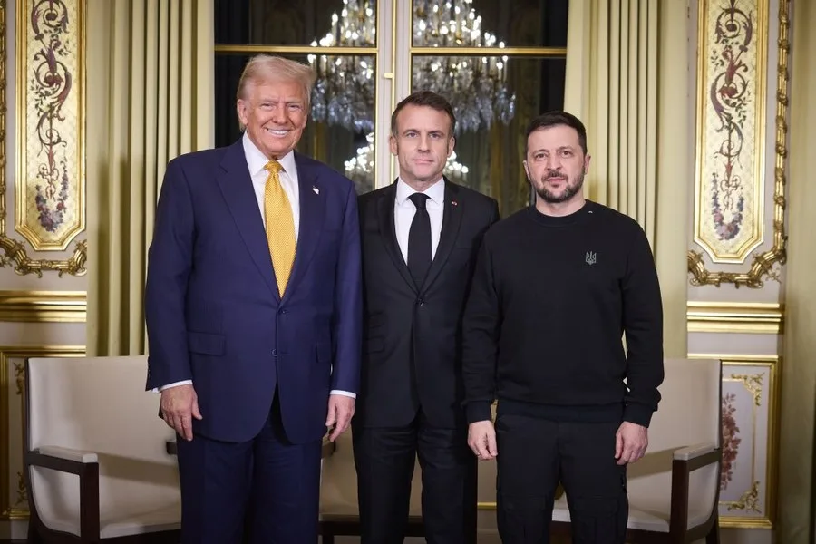 Zelenski, Trump și Macron discutând despre apărarea Ucrainei la summitul G7.