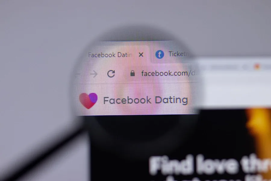 Interacțiuni online care afectează flirtul față în față în România.