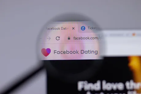 Interacțiuni online care afectează flirtul față în față în România.