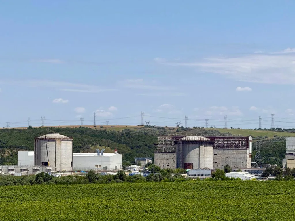 Centrala nucleară de la Cernavodă, cu reactorul 2 în funcțiune, pe fondul unui peisaj verde.