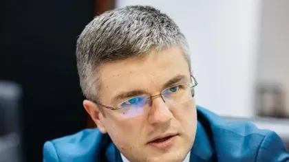 Reprezentant al Autorității pentru Digitalizarea României discutând despre validare.