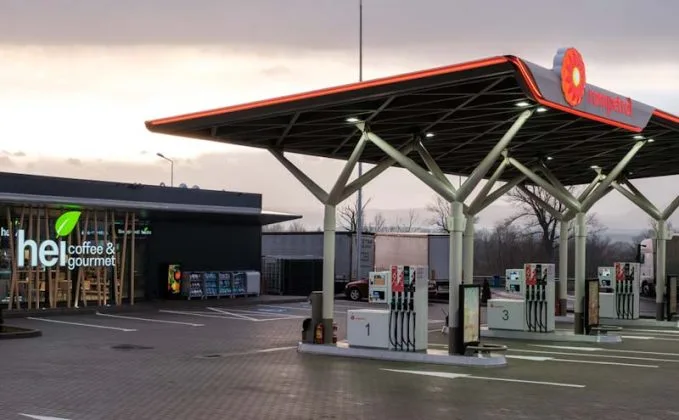Stație de benzină Rompetrol cu prețuri reduse la carburantul premium.