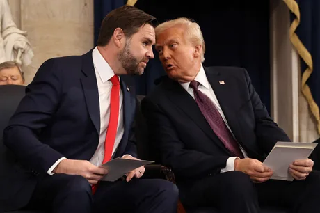 Donald Trump și J.D. Vance discutând despre sprijinul pentru Ucraina.