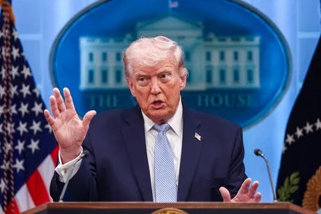 Donald Trump discutând despre relațiile internaționale și tensiunile cu Iranul.