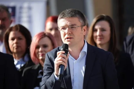 Ministrul Economiei discută despre reorganizarea Romarm într-un nou sistem industrial.