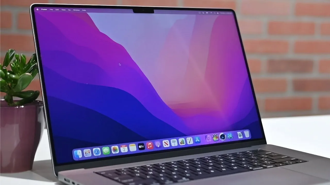 Laptop cu ecran OLED și design modern, pe un birou elegant.