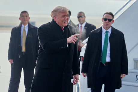 Donald Trump discutând despre tarifele vamale pentru Elveția într-un context diplomatic complicat.