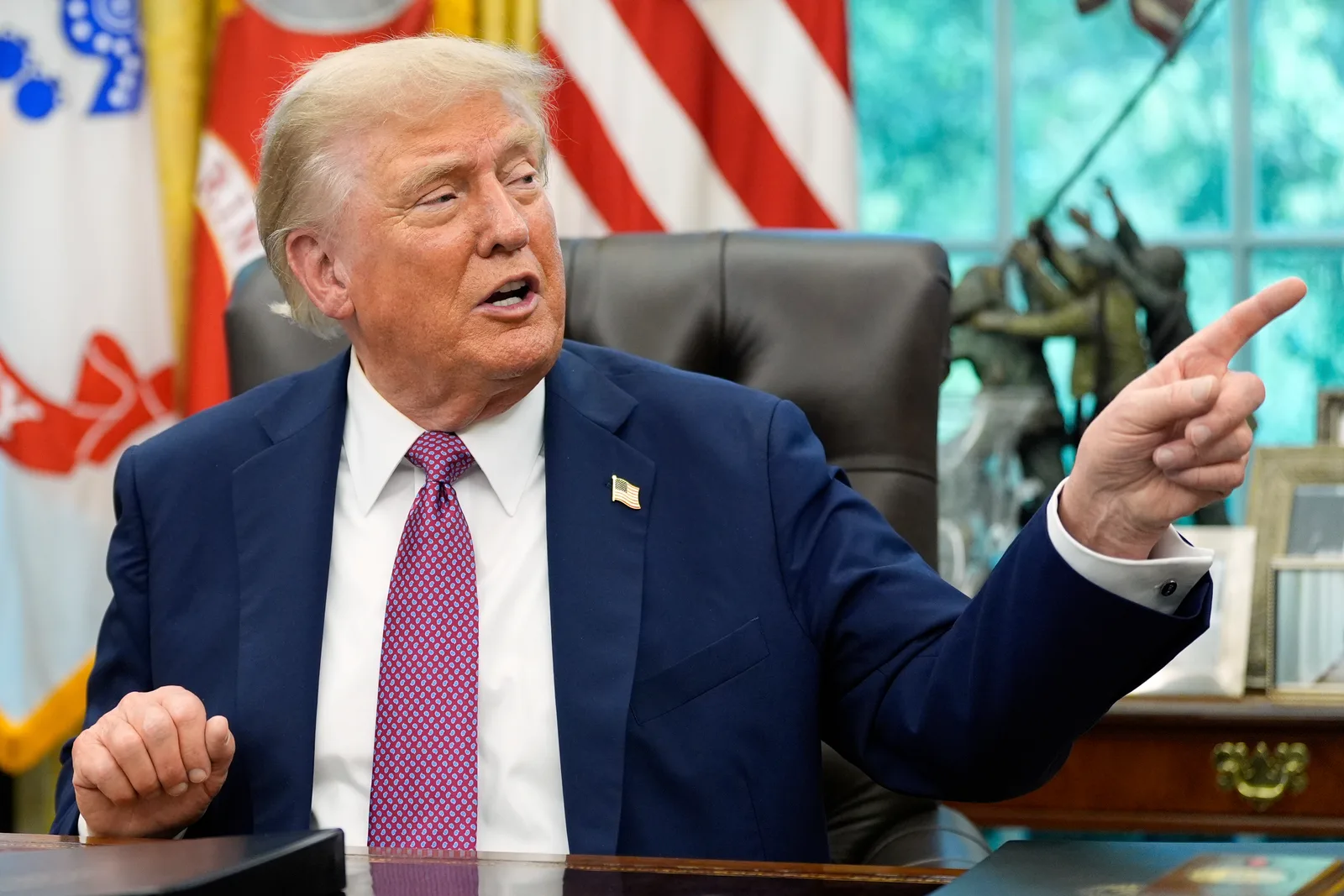 Donald Trump discută despre situația din Iran și amenințările cu bombardamente.