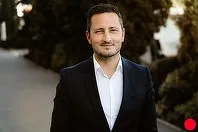 Paul Finta, prefectul de Timiș, zâmbind în fața camerei.
