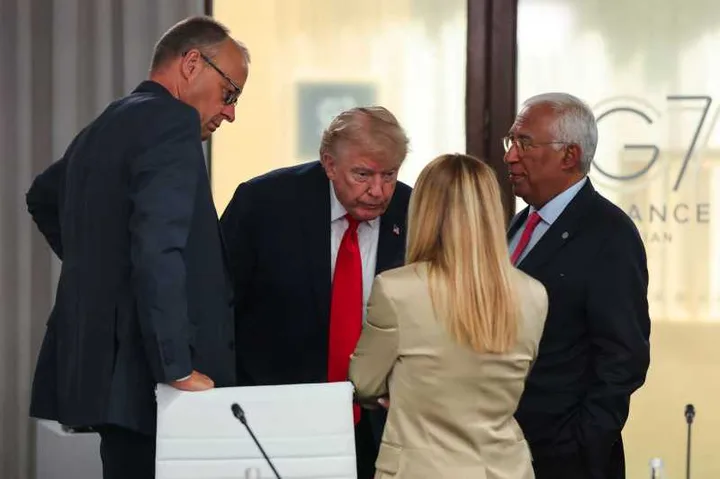 Donald Trump discutând cu lideri la summitul G7, atmosfera tensionată dintre SUA și Italia.
