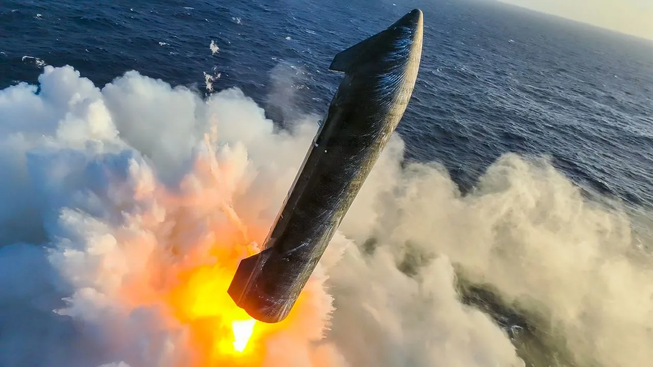 Lansarea unei rachete SpaceX în ocean, cu flăcări și fum.