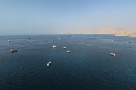 Nave ancorate în Strâmtoarea Ormuz, în contextul atacurilor recente.