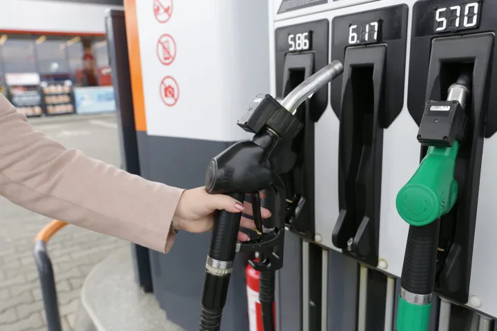 O persoană umple un rezervor cu combustibil la o stație de alimentare.