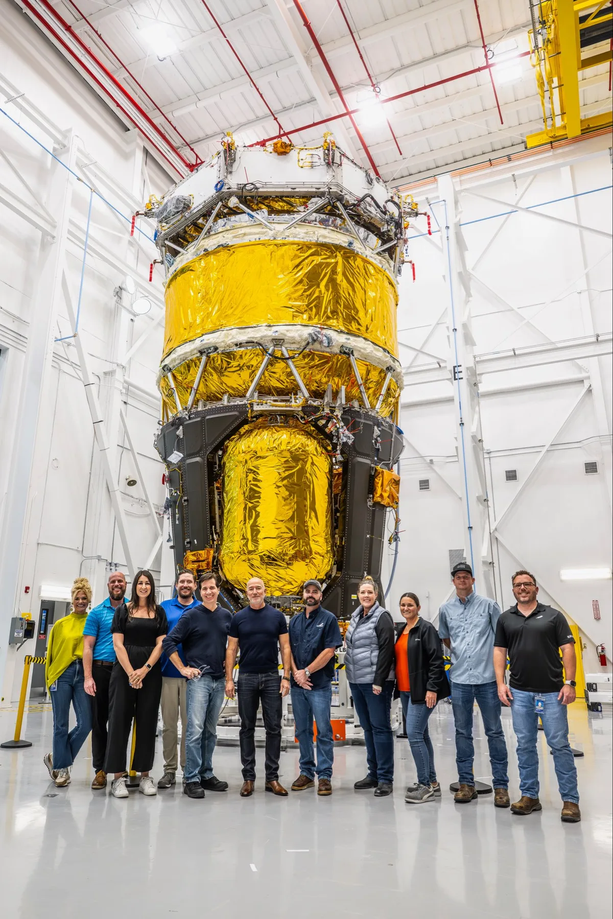 Echipa Blue Origin lângă satelitul TeraWave în timpul dezvoltării acestuia.