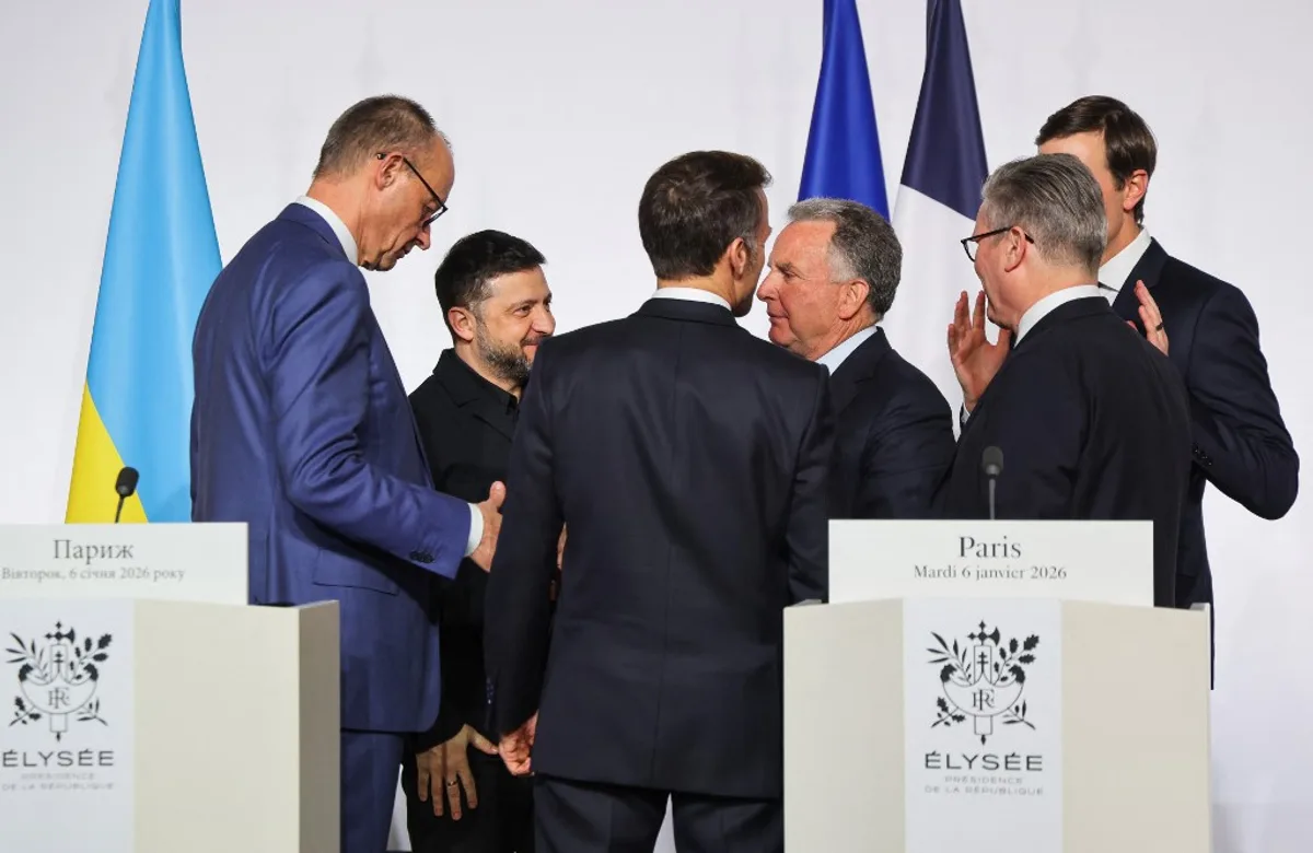 Lideri internaționali discutând despre sprijinul militar pentru Ucraina la Paris.