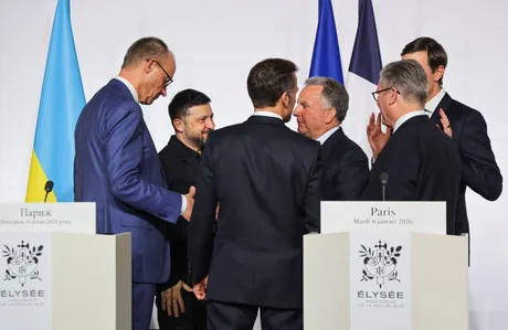 Lideri internaționali discutând despre sprijinul militar pentru Ucraina la Paris.
