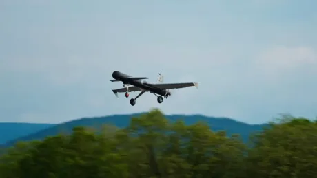 Drone armate Bayraktar TB3 în zbor, pe fundal montan.