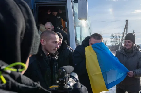 Prizonieri ucraineni eliberați, purtând steagul național, în momentul reunificării.