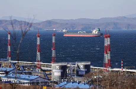 Vedere asupra unei platforme petroliere și a unui petrolier pe mare.