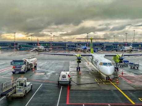 Aeroport cu avioane parcate și echipamente de realimentare.
