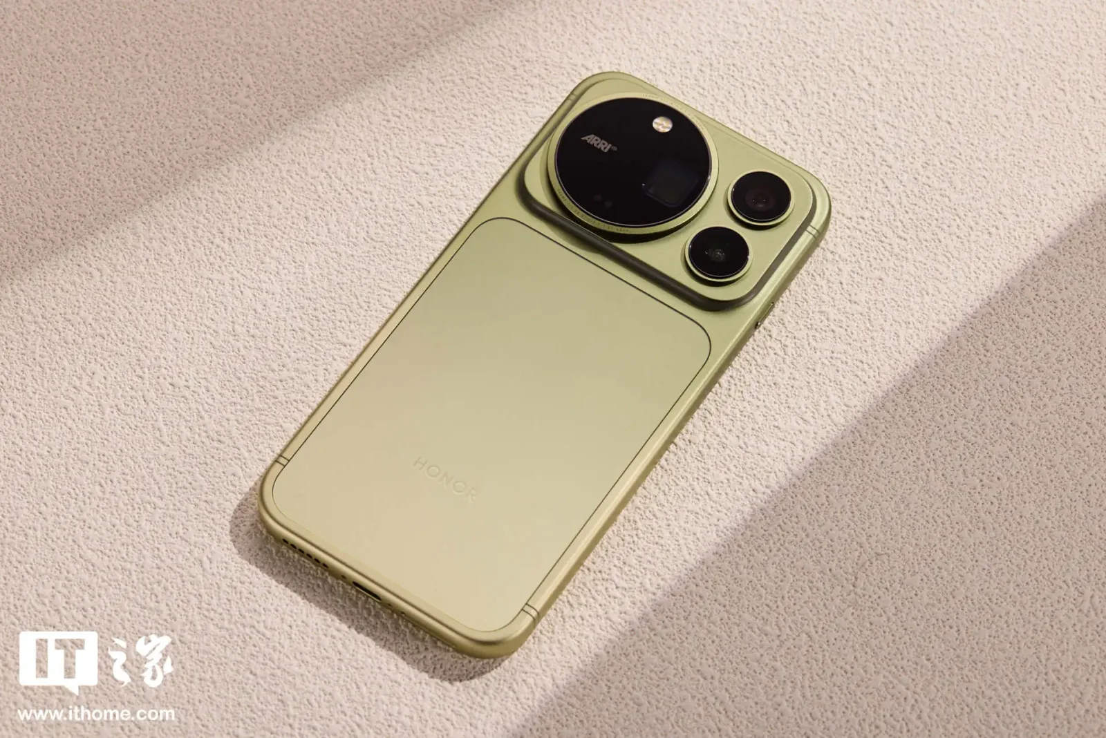 Un telefon Honor cu un design elegant și camere performante.