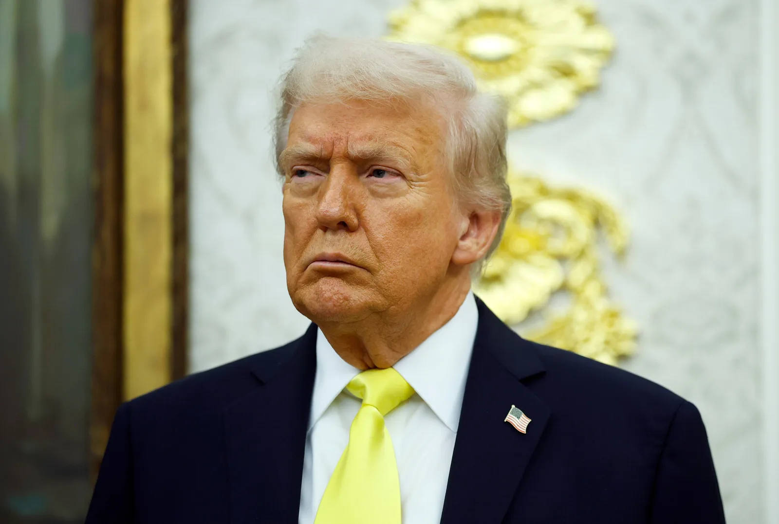 Donald Trump, cu o expresie serioasă, în timpul unei întâlniri oficiale.
