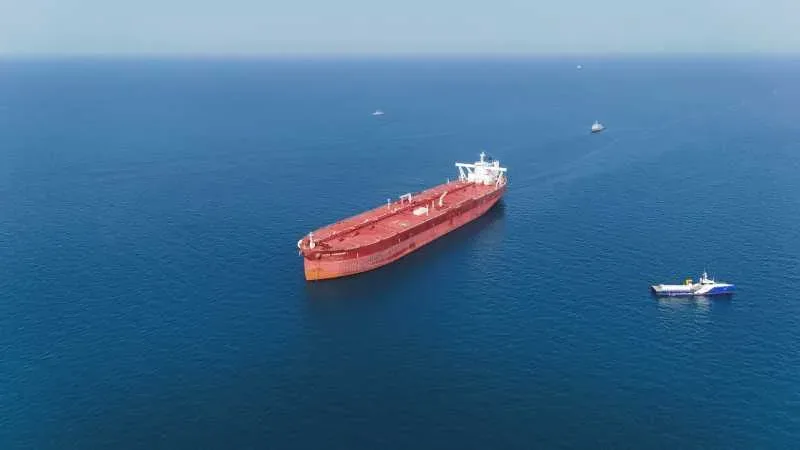 Nave comerciale navigând în Strâmtoarea Ormuz, zonă strategică.