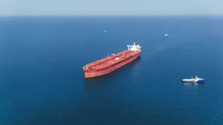 Nave comerciale navigând în Strâmtoarea Ormuz, zonă strategică.