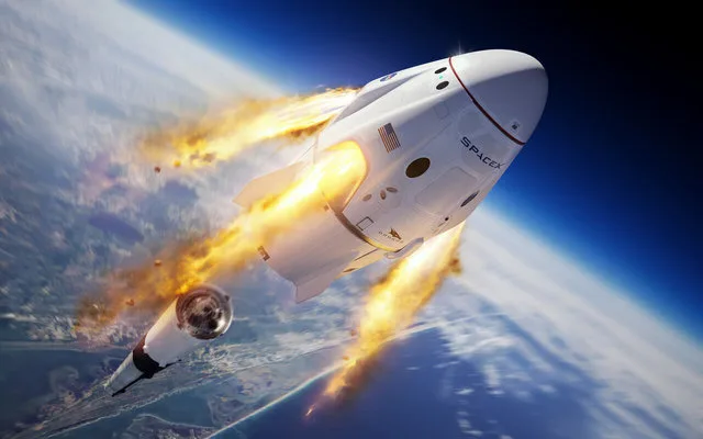 Racheta SpaceX decolează în spațiu, generând flăcări și fum.