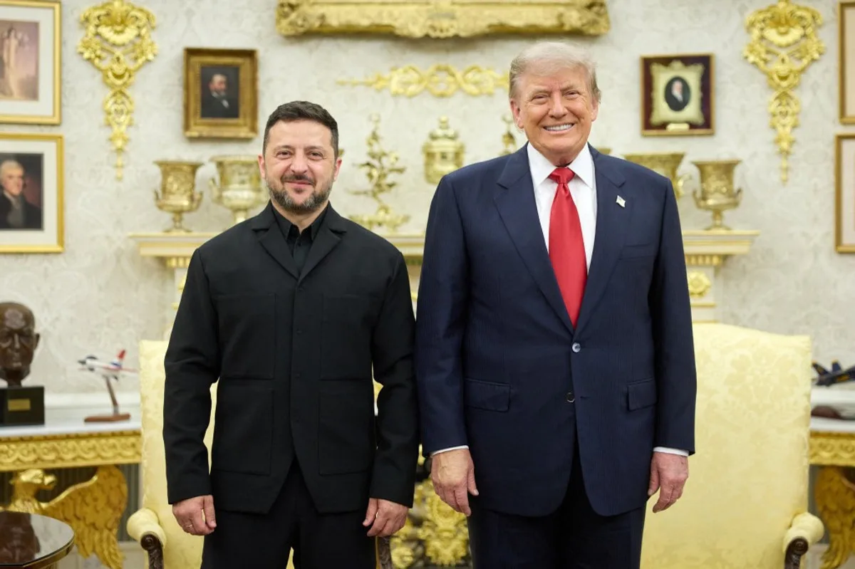 Donald Trump și un oficial în biroul prezidențial, discutând despre situația din Ucraina.