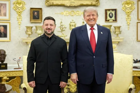 Donald Trump și un oficial în biroul prezidențial, discutând despre situația din Ucraina.