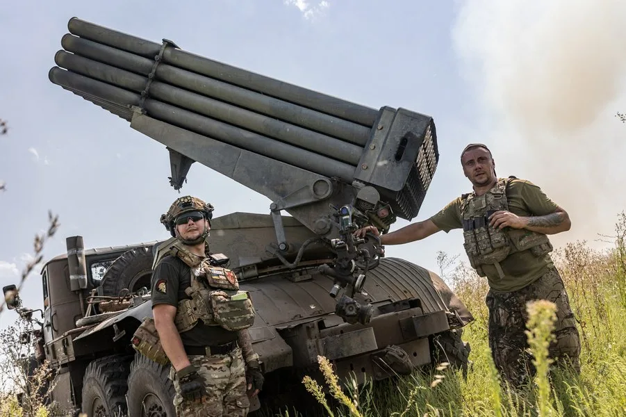Soldați ucraineni pregătiți pentru o operațiune militară în teren deschis.