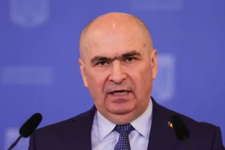 Ilie Bolojan susține o conferință de presă despre reducerea consumului de energie.