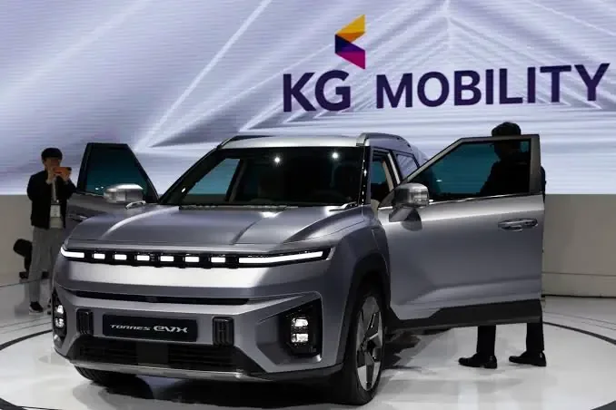 SUV-ul KG Mobility SE-10, construit pe platforma Chery T2X, la un eveniment auto.