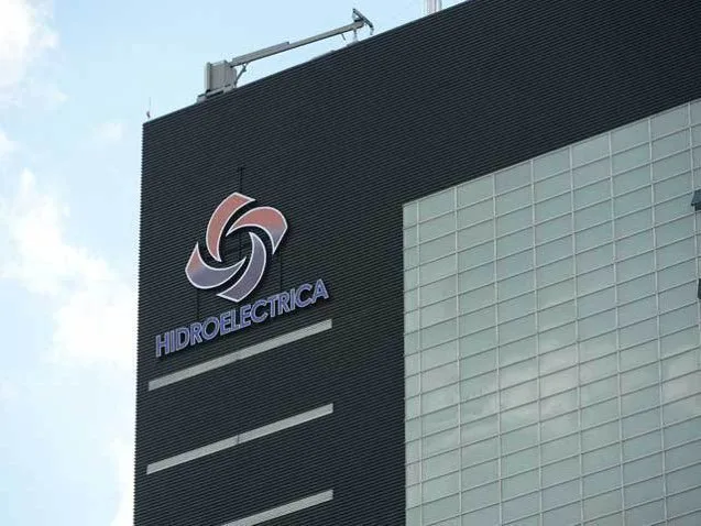 Logo-ul Hidroelectrica pe clădirea companiei din București.