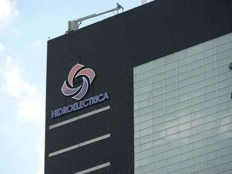 Logo-ul Hidroelectrica pe clădirea companiei din București.