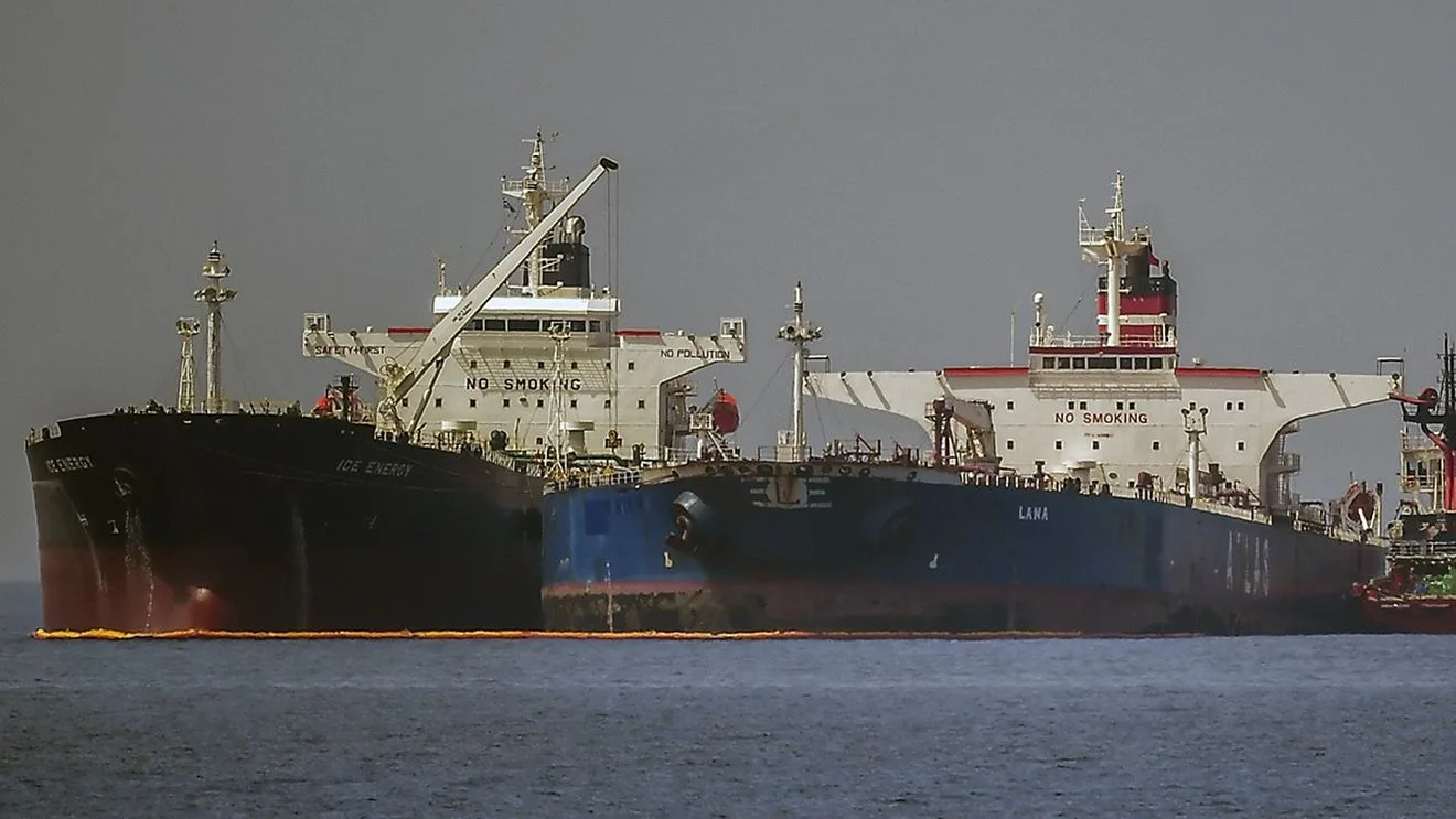 Două nave comerciale ancorate, în contextul tensiunilor maritime recente.