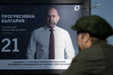 Rumen Radev pe un panou electoral în Bulgaria, în contextul alegerilor parlamentare.