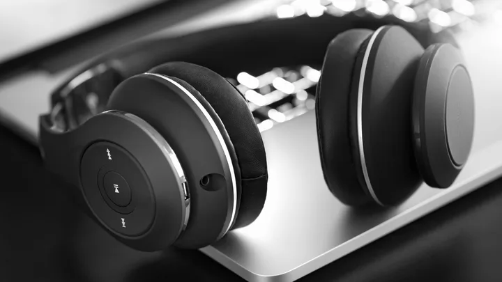 Căști Bluetooth moderne cu design elegant, potrivite pentru anularea zgomotului.